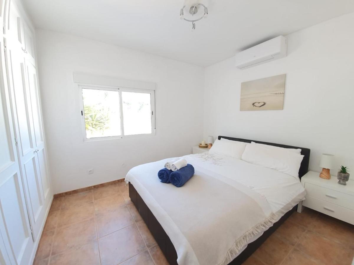 Seaside Villa: 5-Bedroom Retreat with Pool and Ocean Views Manilva Exterior photo