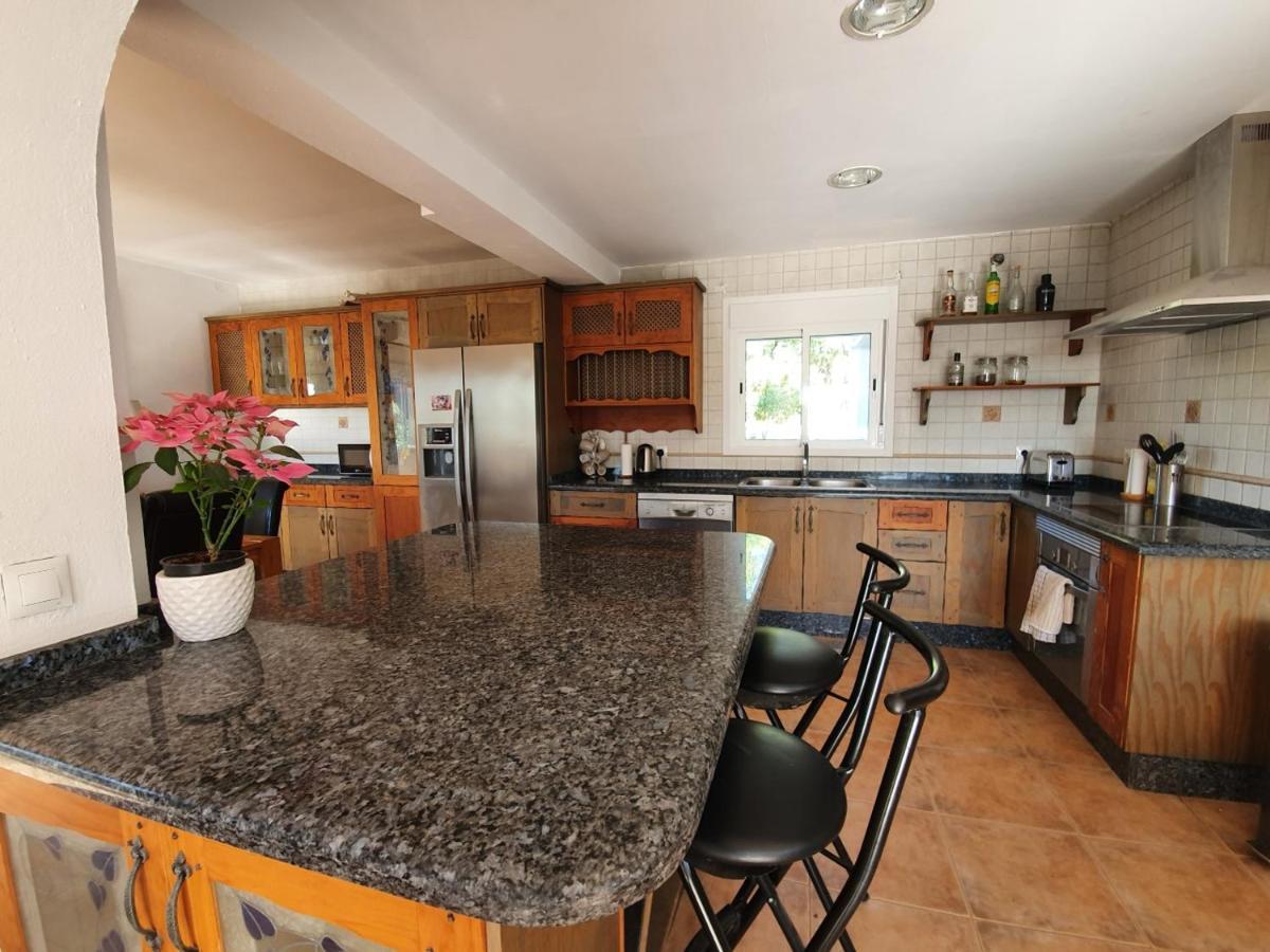 Seaside Villa: 5-Bedroom Retreat with Pool and Ocean Views Manilva Exterior photo