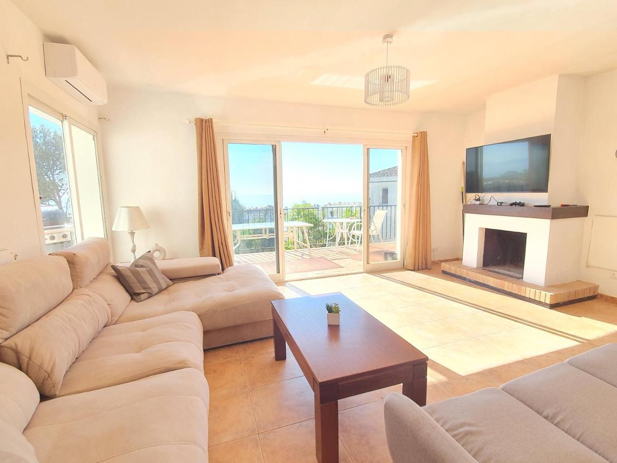 Seaside Villa: 5-Bedroom Retreat with Pool and Ocean Views Manilva Exterior photo